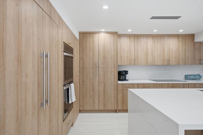 Building Photo - 1173 Hillsboro Mile Unit 22