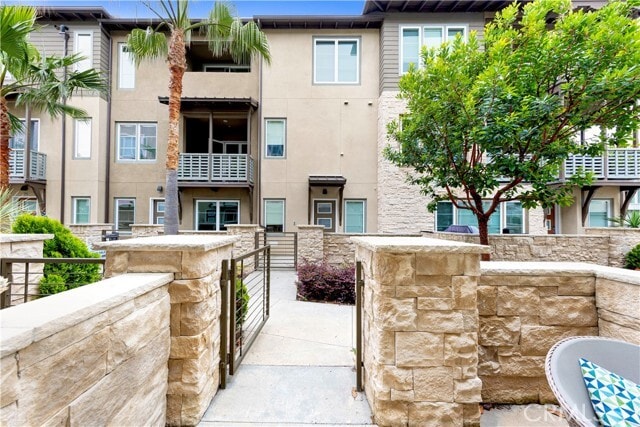 Building Photo - 983 Doheny Way