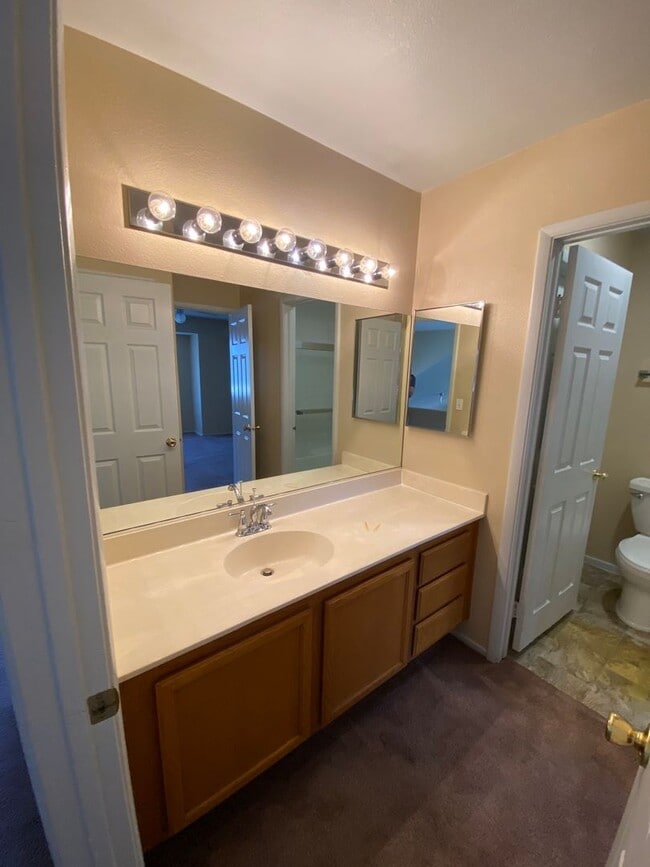 Building Photo - 3 bed, 2.5 bath, 3 car garage home in Nort...