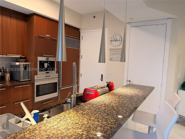 Building Photo - 15811 Collins Ave