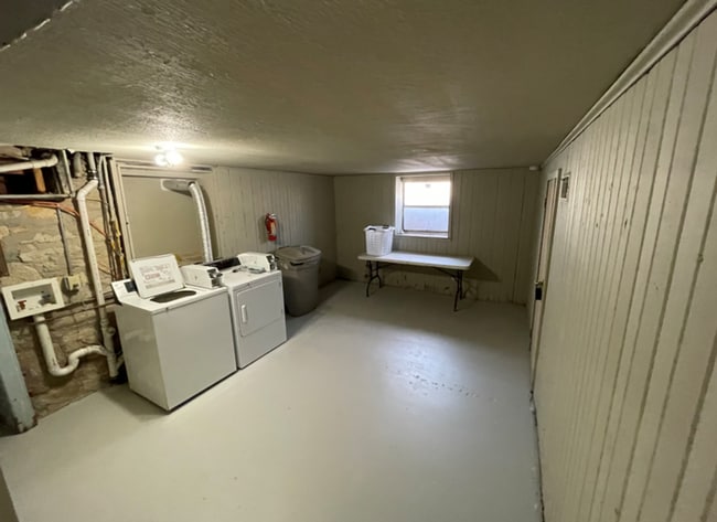 Building Photo - 3D Tour Available - Centrally located 1 bedroom apartment with Washer and Dryer on site! Availabl...