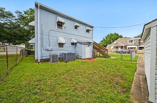 Building Photo - Updated 2-bedroom 1 bath with fenced in yard-PETS allowed-Norfolk