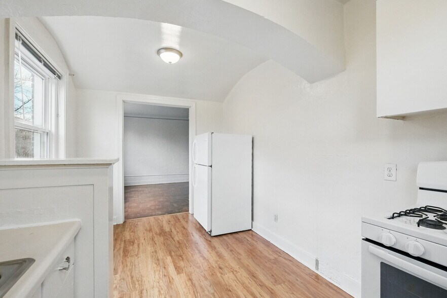 Building Photo - 5646 Hobart St