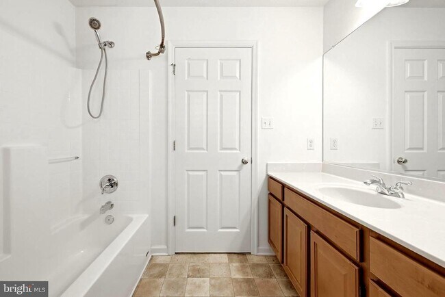 Building Photo - 2068 Stoneleigh Dr