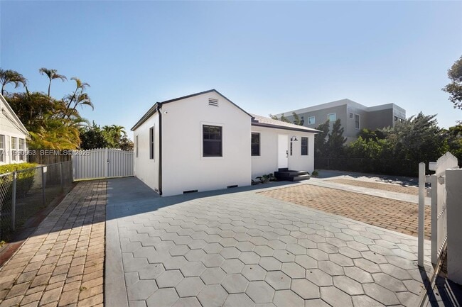 Building Photo - 3640 SW 13th St