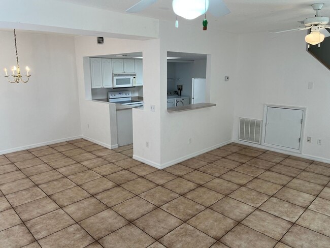 Building Photo - 409 Coconut Palm Way