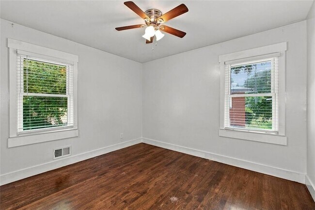Building Photo - 208 Yancy Dr SE