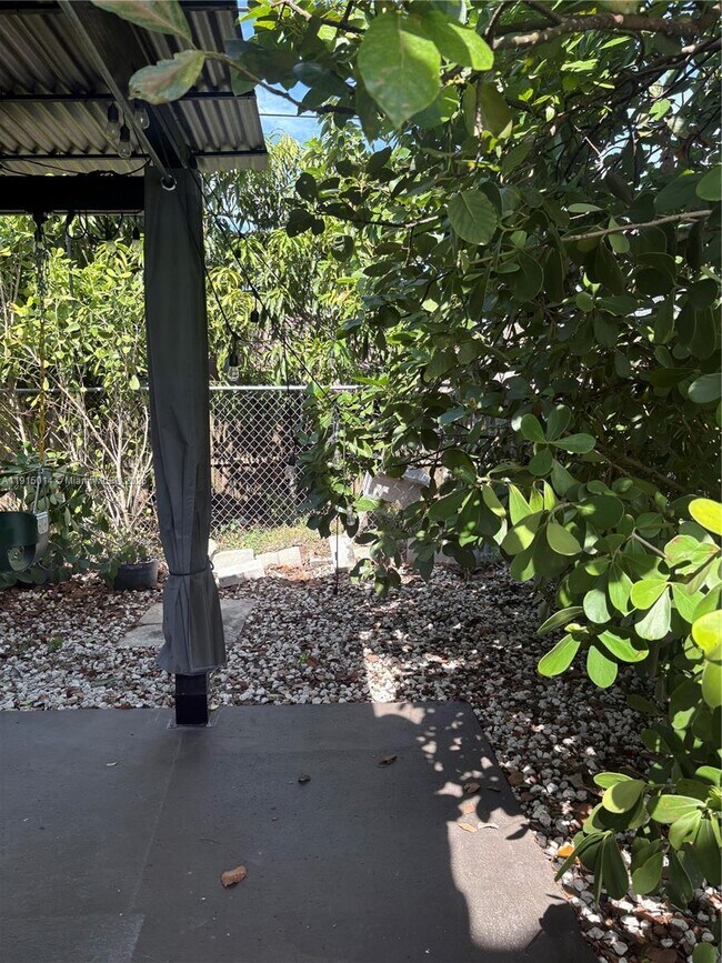 Building Photo - 819 E 26th St