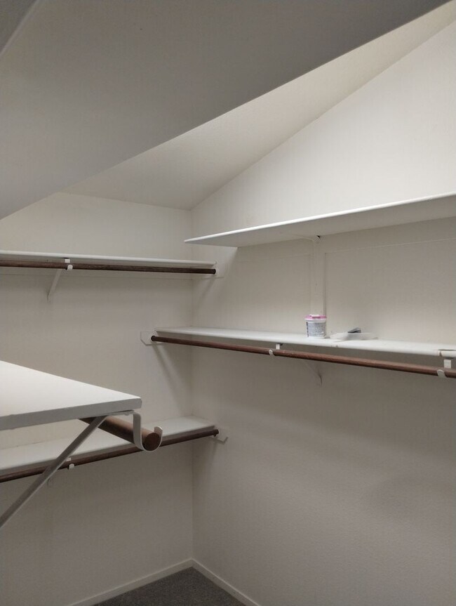 Building Photo - Executive Style Pet Friendly home