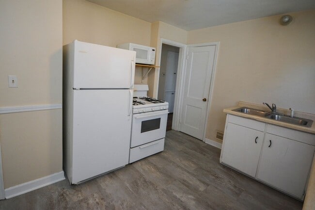 Building Photo - 3 bedroom home on corner lot with beautiful hardwood floors!