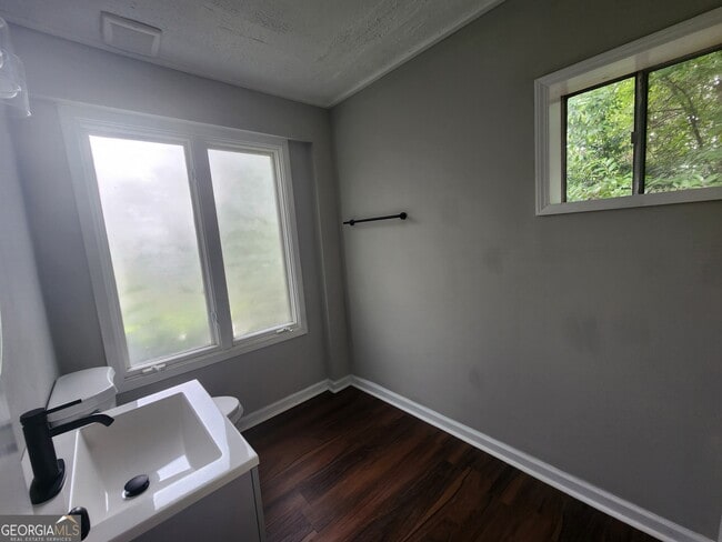 Building Photo - 4117 Lake Dr