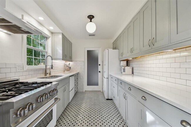 Building Photo - 145 24th Ave SE