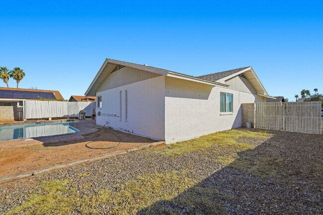 Building Photo - 1056 S Lazona Dr