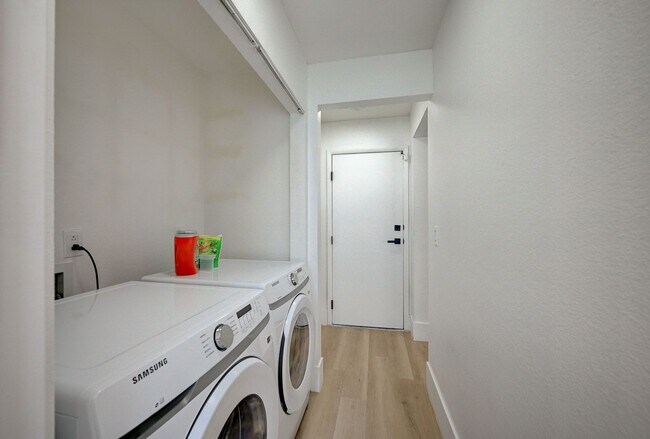 Building Photo - Furnished 4 bedroom home in the Lakes!