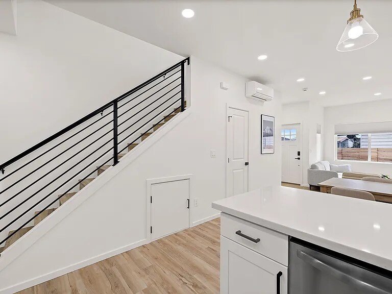 Building Photo - 6204 46th Ave S