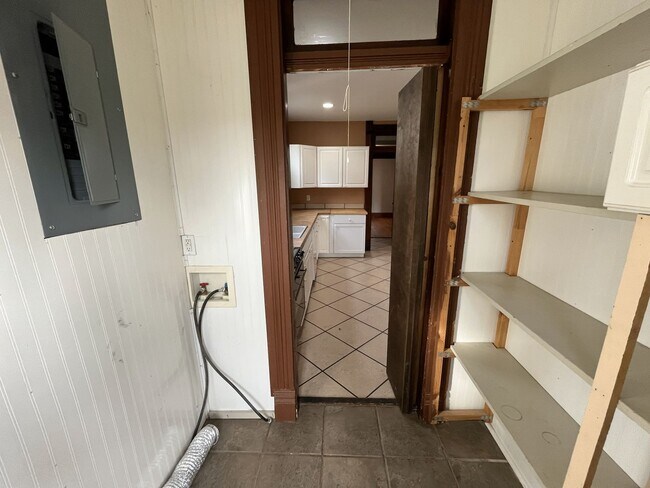 Building Photo - 2 Bedroom House For Rent