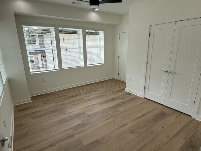 Building Photo - Come check out the West End Flats!