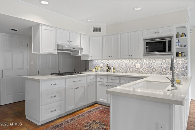 Building Photo - 6131 E Naumann Dr
