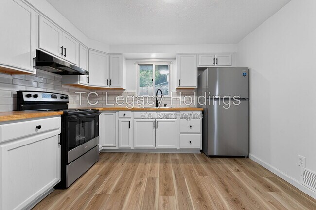 Building Photo - 729 Ridgeway Ave