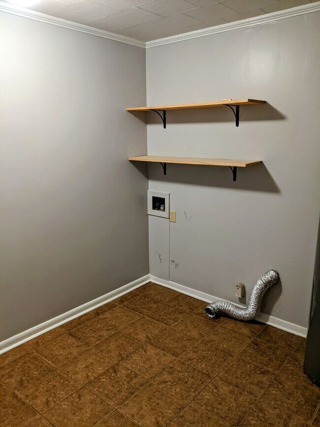 Building Photo - Charming Home Available Now!