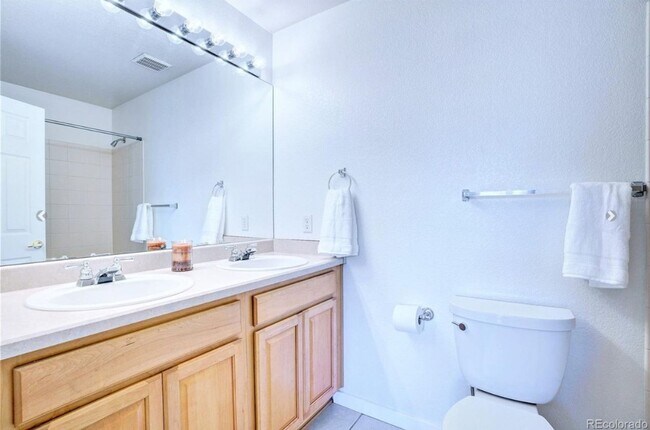 Building Photo - Elegant 4-Bedroom, 3 bathroom Home with Fi...