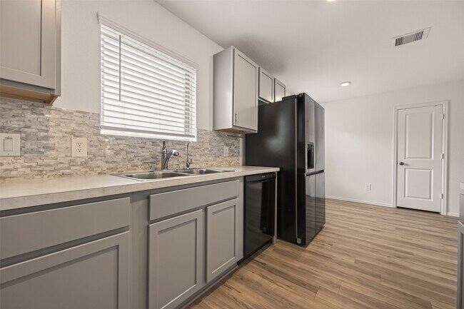 Building Photo - 1307 Vincente Ct