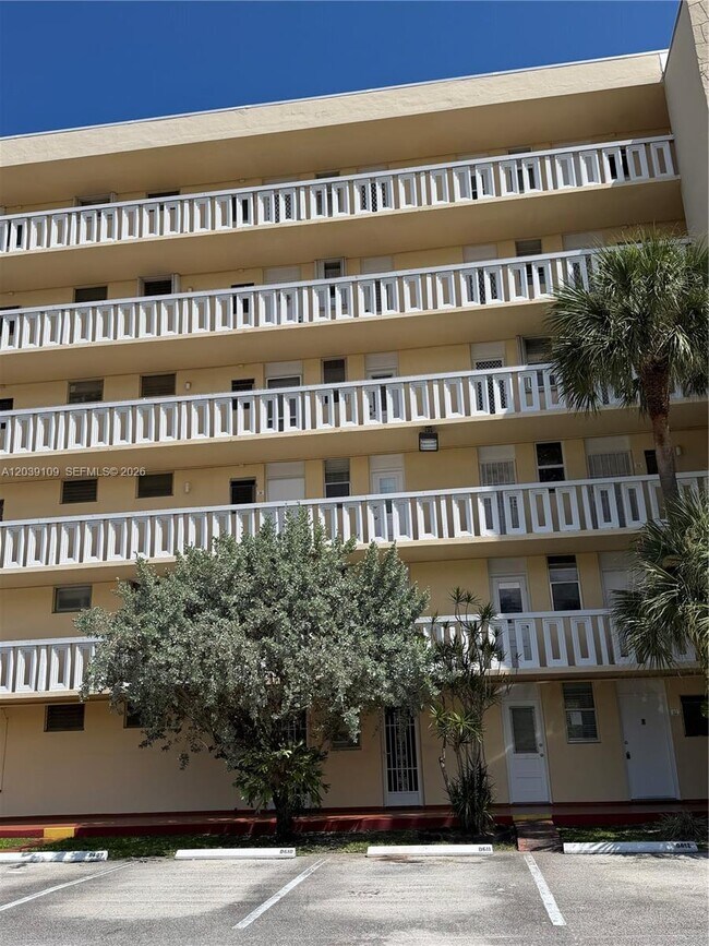 Building Photo - 2980 Point E Dr