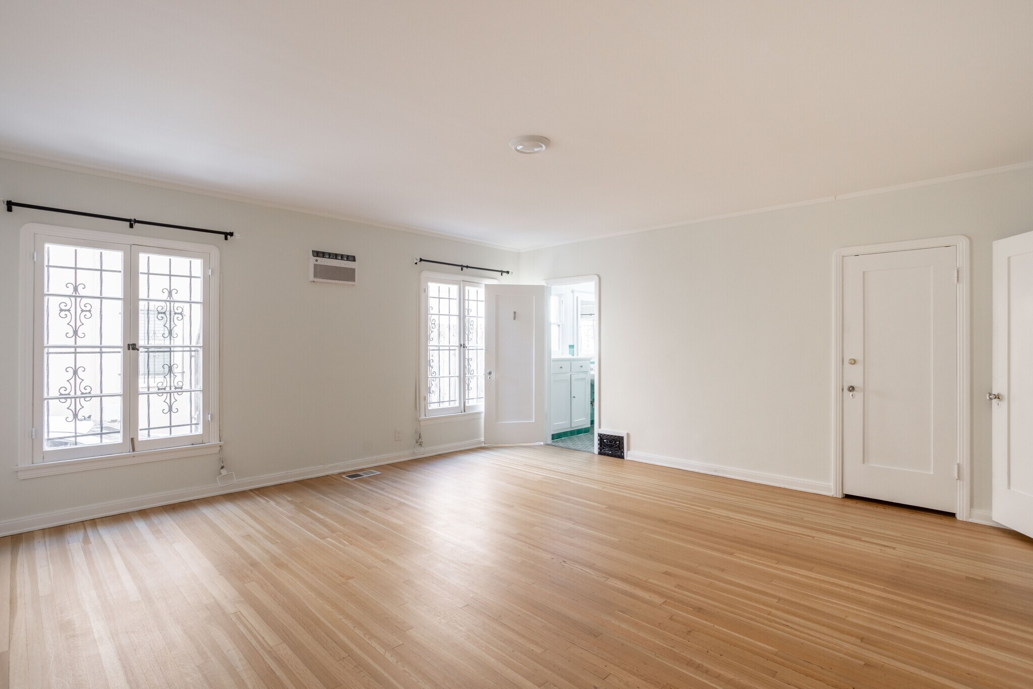 Building Photo - 165 S Mansfield Ave