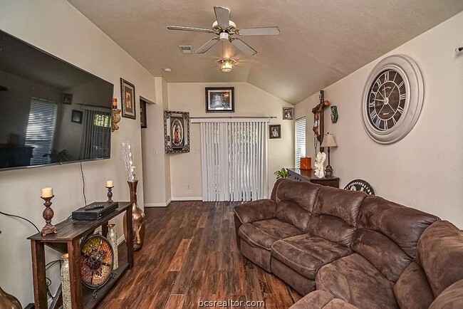 Building Photo - Newly Remodeled Unit!