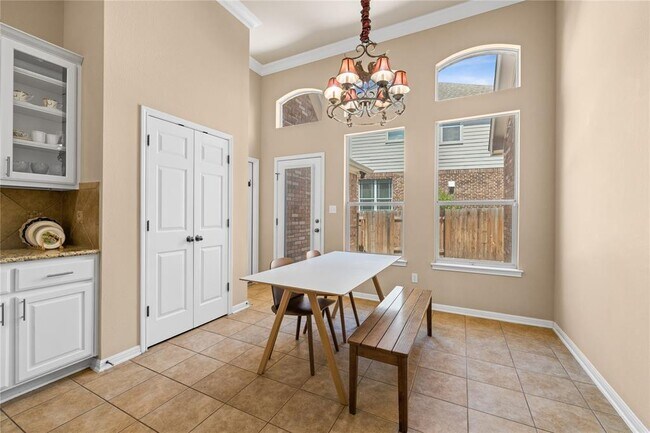 Building Photo - 814 Arrowhead Trail