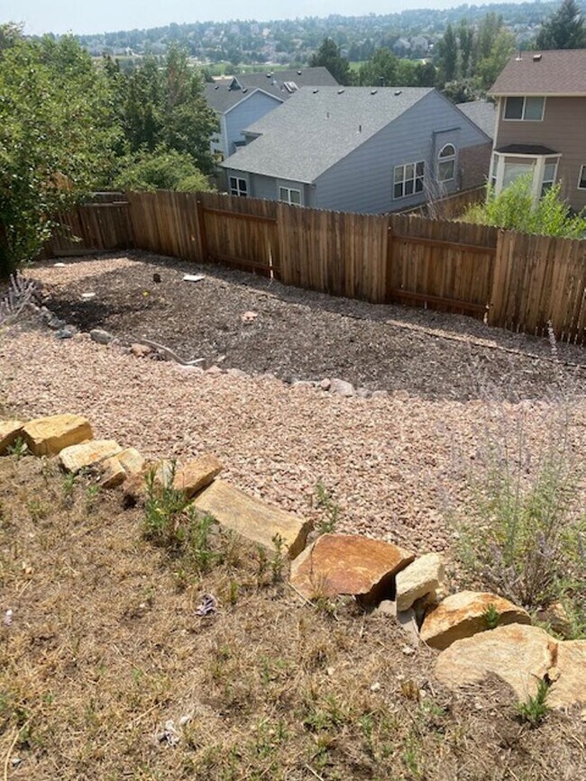 Building Photo - 3 Bedroom Tri-level in Woodland Hills