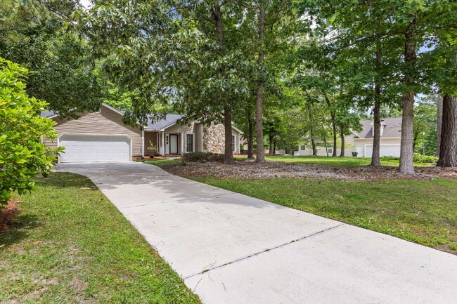 Building Photo - Charming 3-Bedroom Retreat with 2 Full Bat...