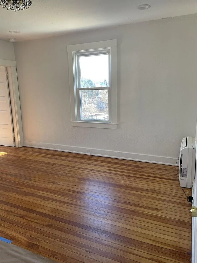 Building Photo - Charming Pet-Friendly Belmont Rental Near Downtown