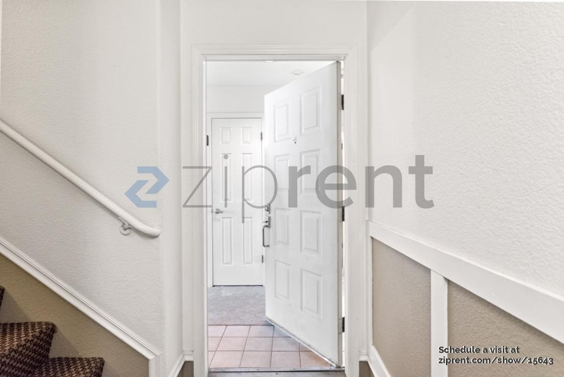 Building Photo - 425 Navaro Way