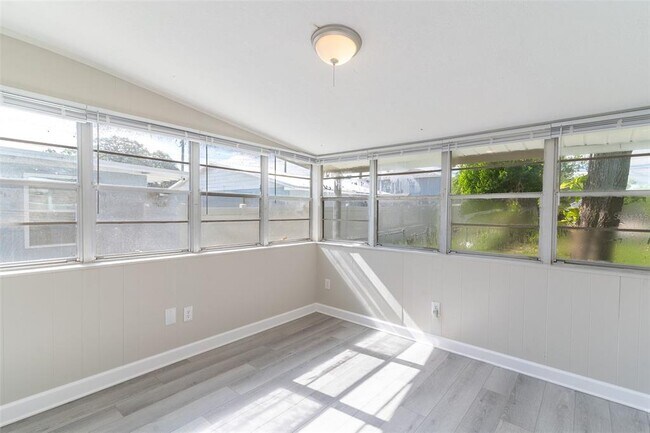 Building Photo - 106 Ave D SW