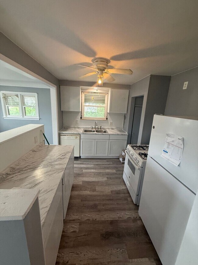 Building Photo - Charming 3 bedroom brick bungalow