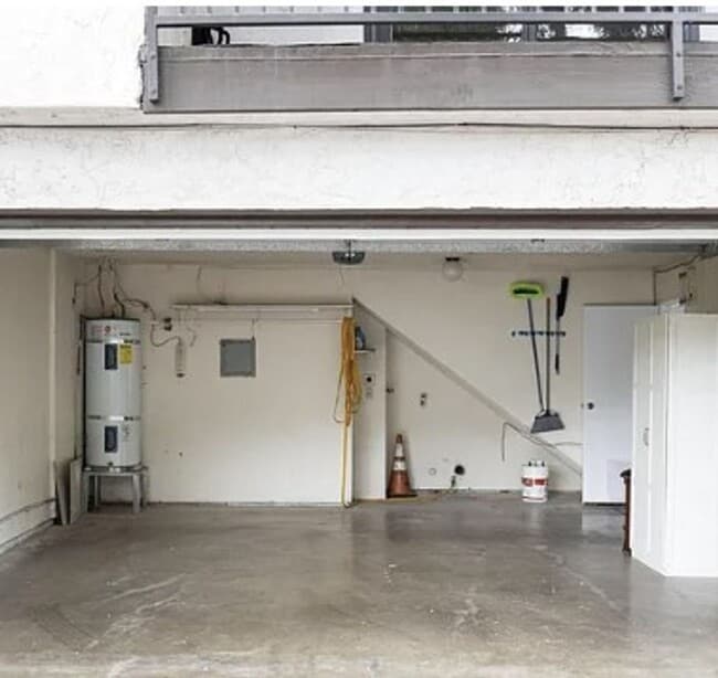Building Photo - Upgraded townhome in central location !