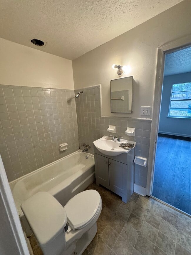 Building Photo - 126 Woodland Ave