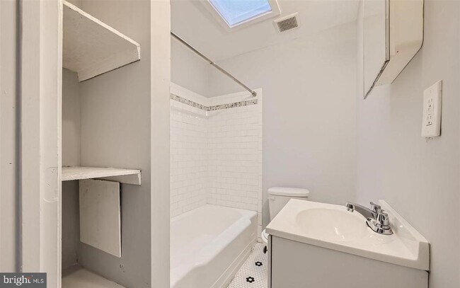 Building Photo - 2129 Parksley Ave