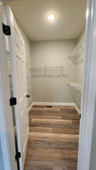 Building Photo - 829 River Cliff Dr