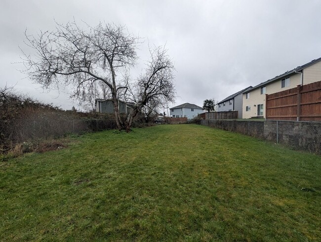 Building Photo - Refreshed 3 Bedroom in Tacoma - HUGE Fenced Yard & Outdoor Space. Available Now!