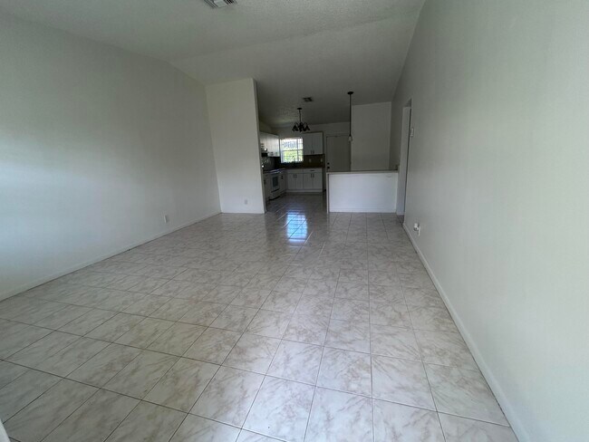 Building Photo - 6140 SW 41st Ct