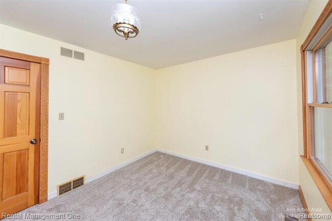 Building Photo - 7870 Chamberlin Rd