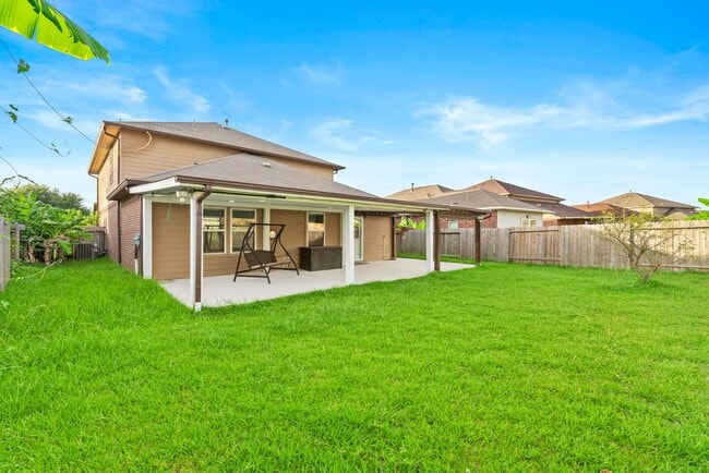 Building Photo - Comfort and Convenience in This Bay Colony Pointe Beauty