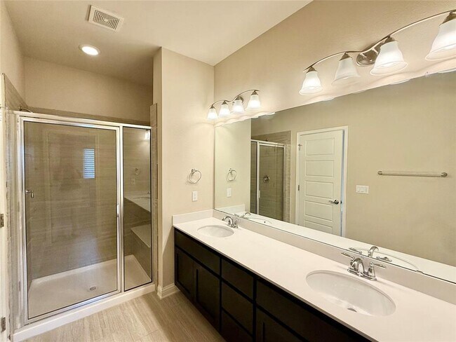 Building Photo - 6814 E Riverside Dr