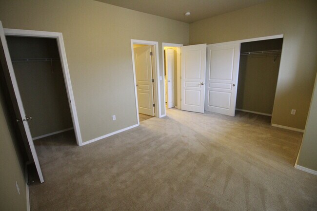 Building Photo - SOUTH SALEM Condo 3 Bedroom 3 Bath - Ask About Our Move in Special