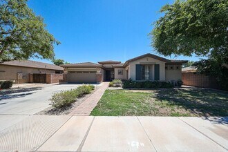 Building Photo - Welcome to this stunning 3-bedroom, 2-bath...