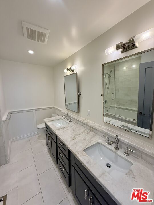 Building Photo - 853 Larrabee St