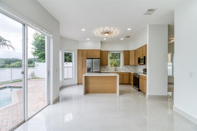 Building Photo - 5363 SW 38th Ave