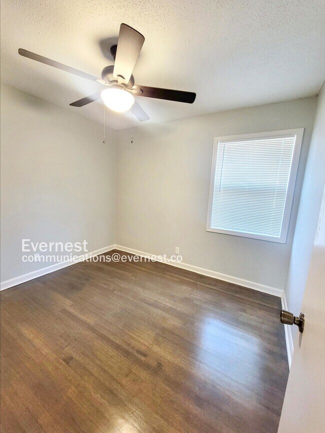 Building Photo - 8549 Southaven Cir W